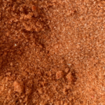Barbe à papa artisanale colorée, préparée avec des sucres faits maison pour un anniversaire à thème.