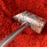 Barbe à papa artisanale colorée, préparée avec des sucres faits maison pour un anniversaire à thème.